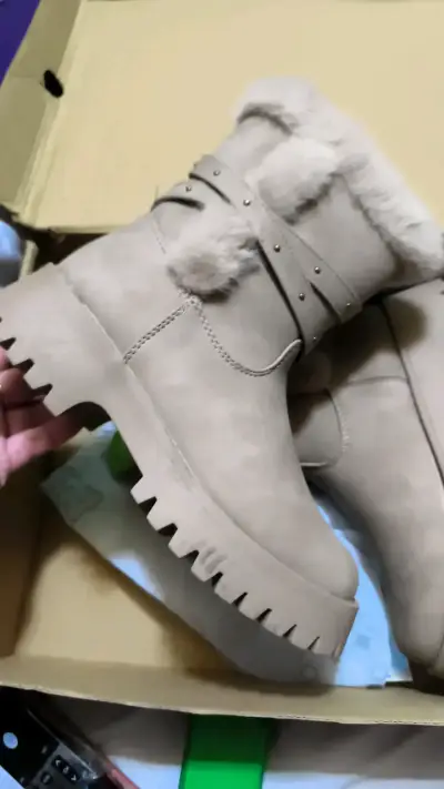 Botas de invierno beige con forro de piel - miniatura 1