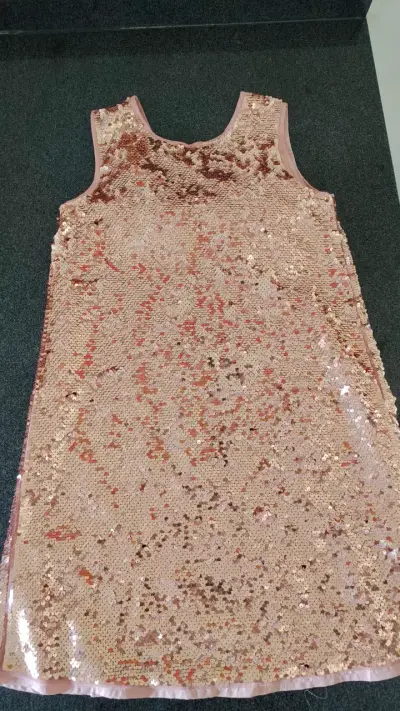 Vestido de lentejuelas rosado con lazo para niña - miniatura 1