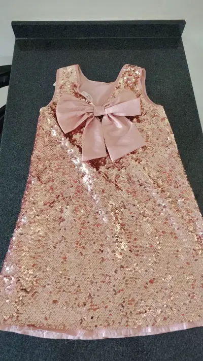 Vestido de lentejuelas rosado con lazo para niña - miniatura 2