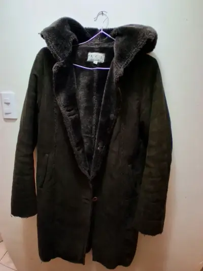 Abrigo de invierno con capucha y forro de piel sintética - miniatura 1