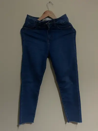 Jeans azul oscuro para mujer ajustado - miniatura 1
