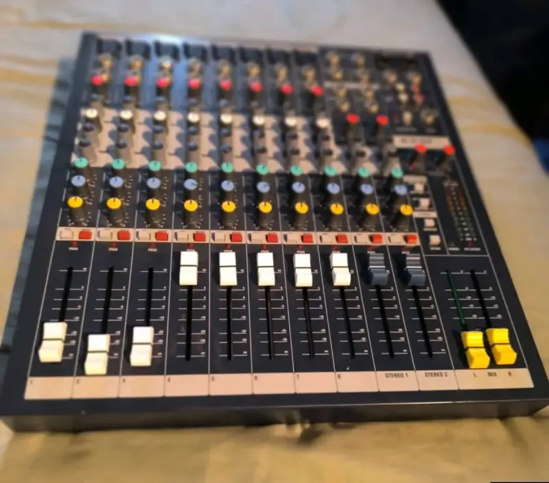 Mezcladora de Audio Soundcraft EPM 8 Canales - 2