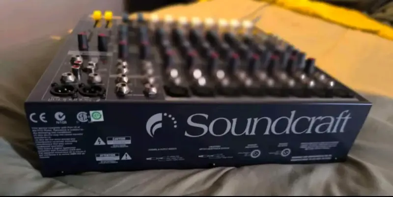Mezcladora de Audio Soundcraft EPM 8 Canales - 4