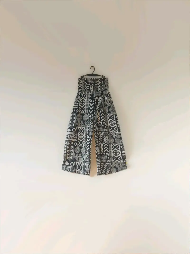 Pantalones anchos estampados en blanco y negro