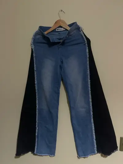 Jeans bicolor con diseño deshilachado para mujer - miniatura 1