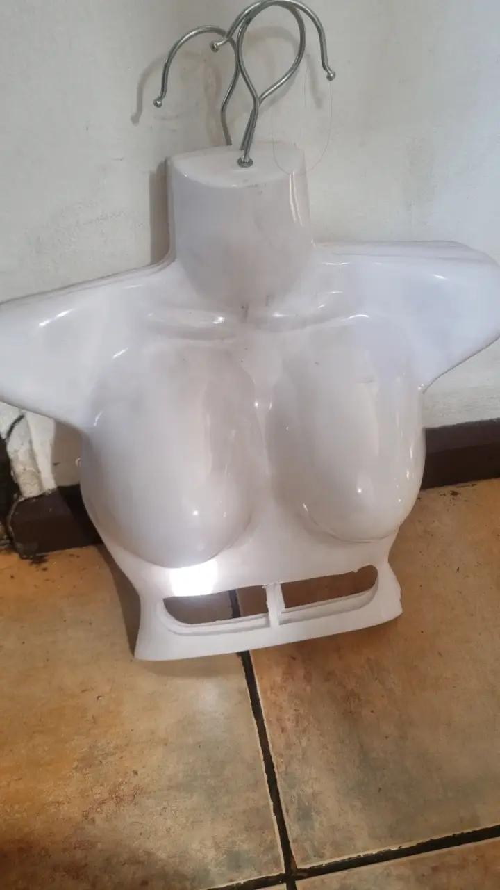 Maniquí de torso femenino para exhibición - 2