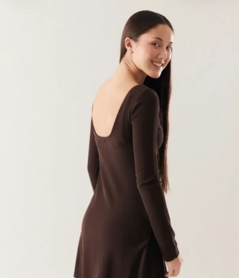 Vestido corto marrón con cinturón decorativo - 4