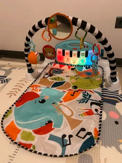 Gimnasio para bebé con piano y juguetes colgantes - miniatura 2