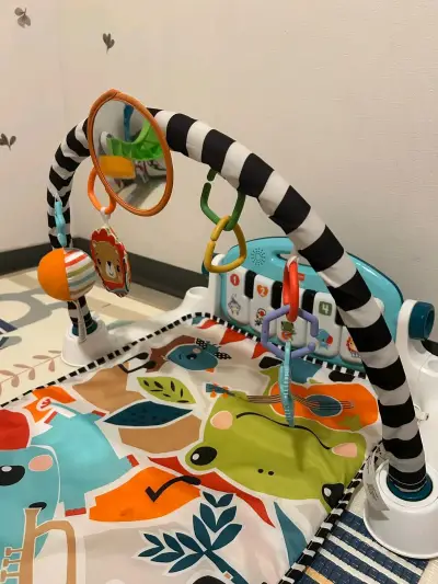 Gimnasio para bebé con piano y juguetes colgantes - miniatura 3