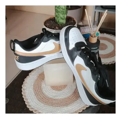 Zapatillas deportivas Nike blancas y negras - miniatura 1