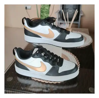Zapatillas deportivas Nike blancas y negras - miniatura 2