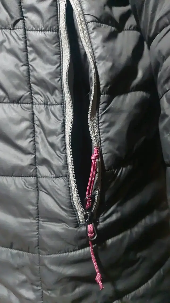 Chaqueta acolchada negra con capucha Decathlon - 2