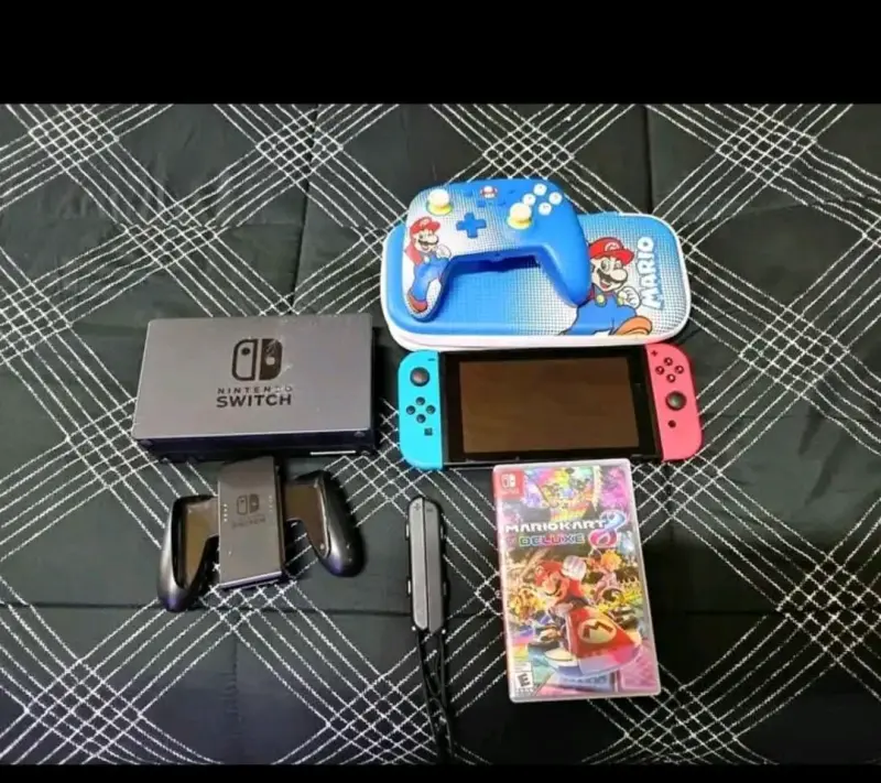 Consola Nintendo Switch con juego Mario Kart y control Mario