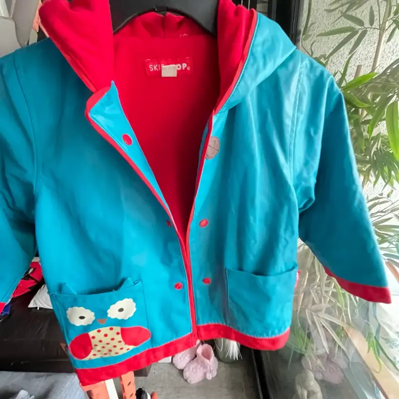 Chaqueta impermeable infantil azul con cap - 1