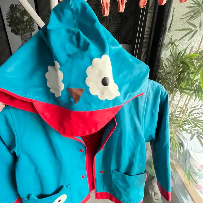 Chaqueta impermeable infantil azul con cap - 2