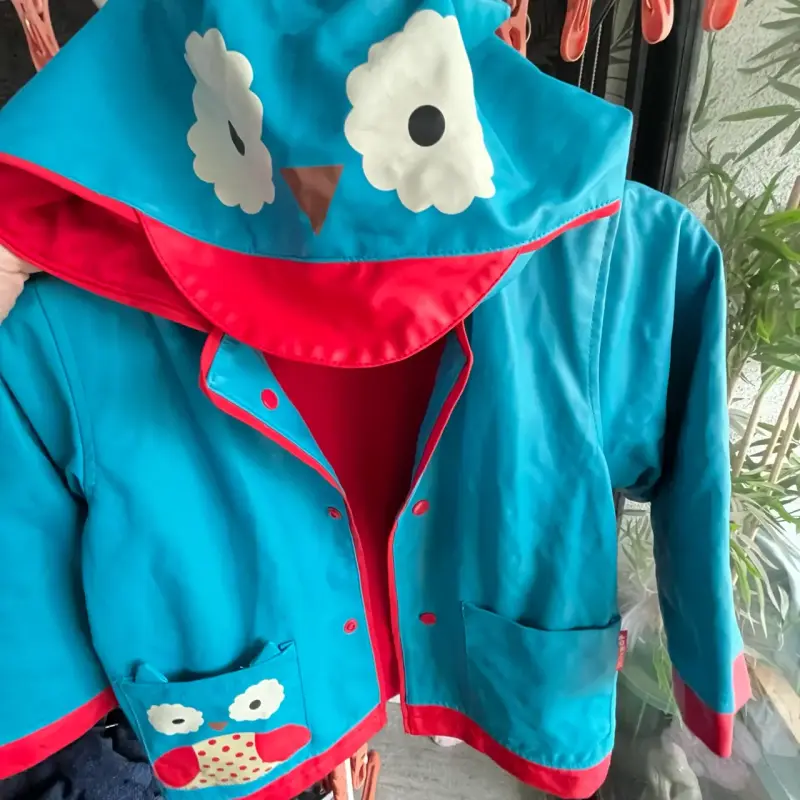 Chaqueta impermeable infantil azul con cap - 5