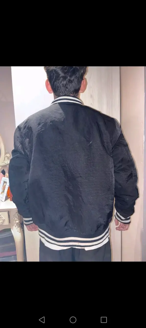 Chaqueta bomber negra con detalles blancos - 2