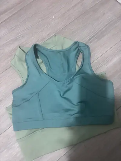 Conjunto de tops deportivos en tonos verdes - miniatura 1