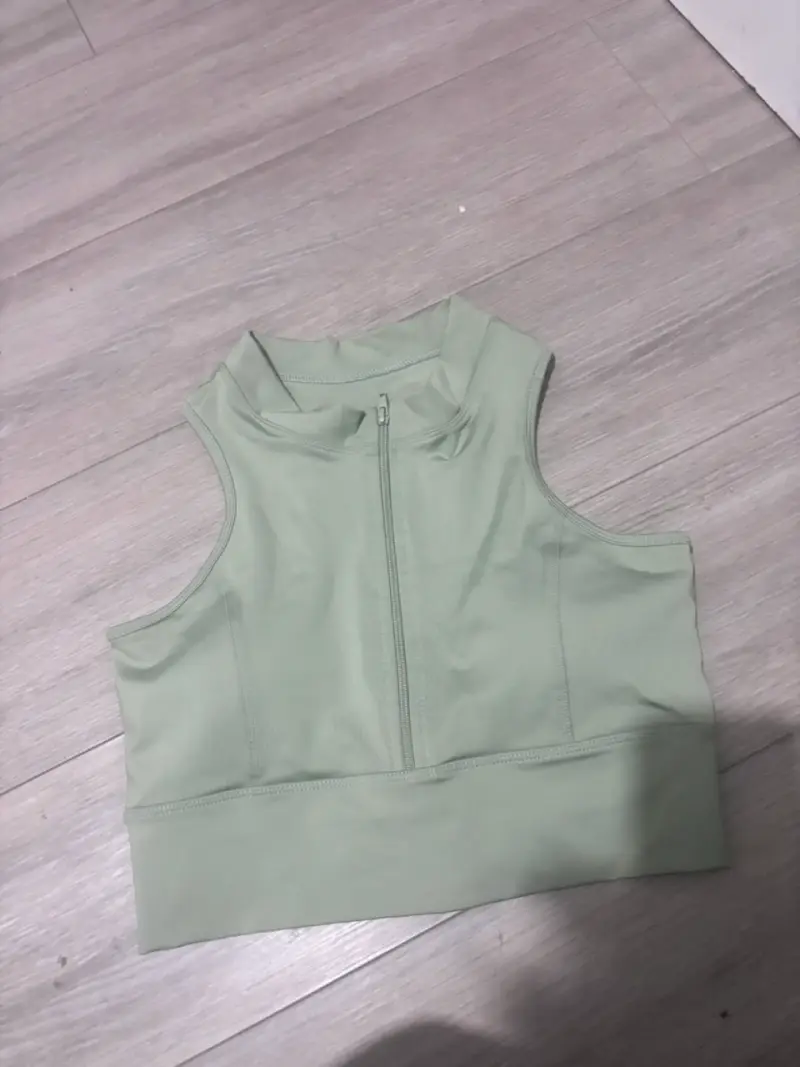 Conjunto de tops deportivos en tonos verdes - 2