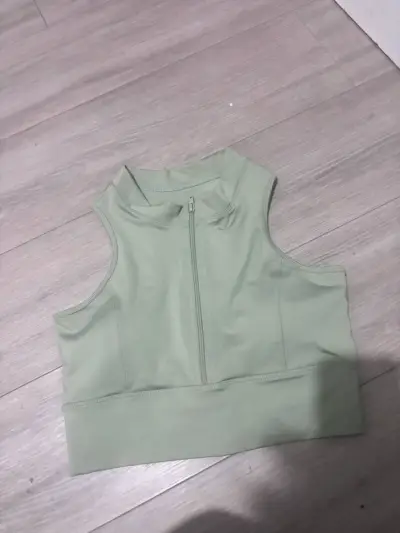 Conjunto de tops deportivos en tonos verdes - miniatura 2
