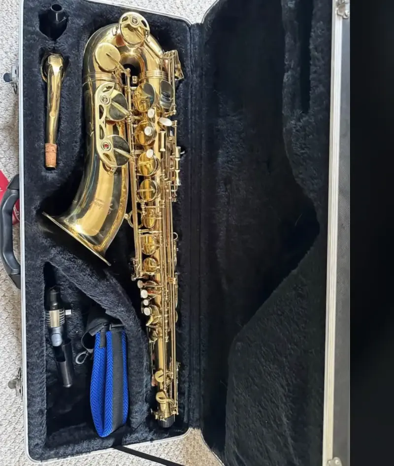 Saxofón Tenor con estuche y boquilla 4C - 2