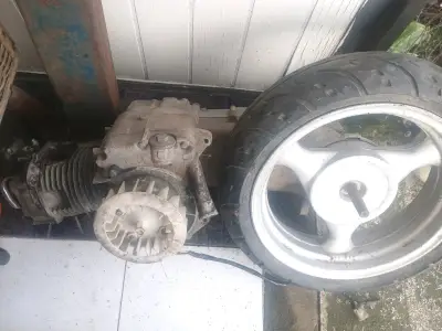 Moto usada para repuestos o reparación - miniatura 2