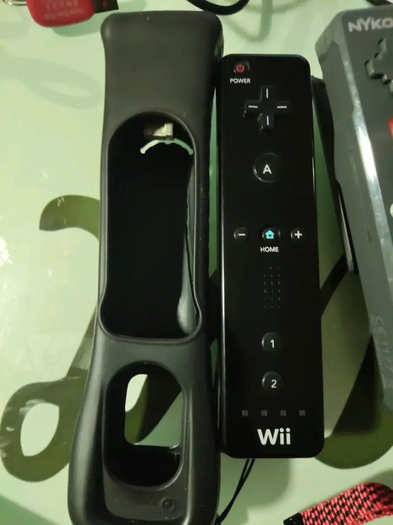 Consola Nintendo Wii con accesorios y controles - 3