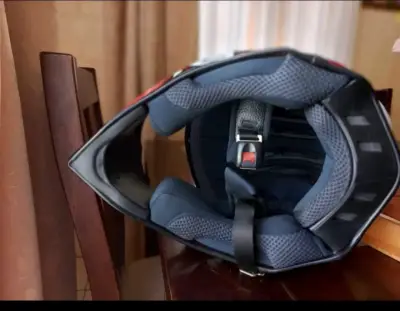 Casco de motocross rojo con diseño deportivo - miniatura 1