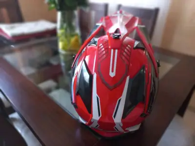 Casco de motocross rojo con diseño deportivo - miniatura 2
