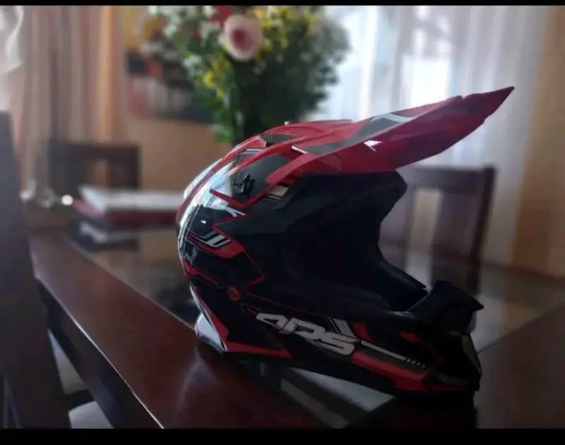 Casco de motocross rojo con diseño deportivo - 3