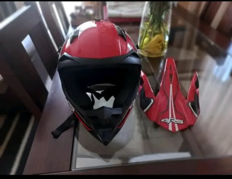 Casco de motocross rojo con diseño deportivo - 4