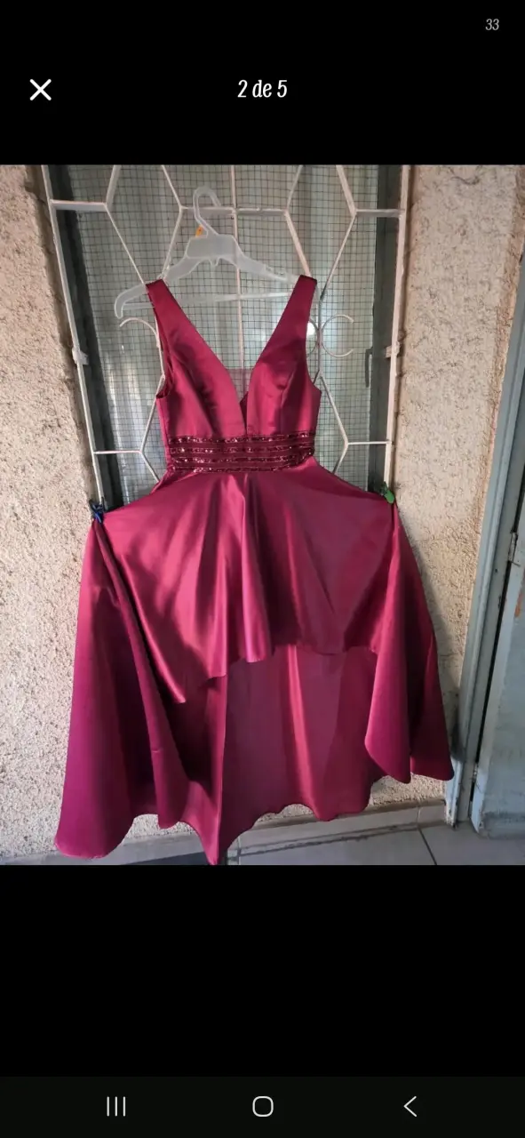 Vestido de fiesta rojo con escote en V - 1