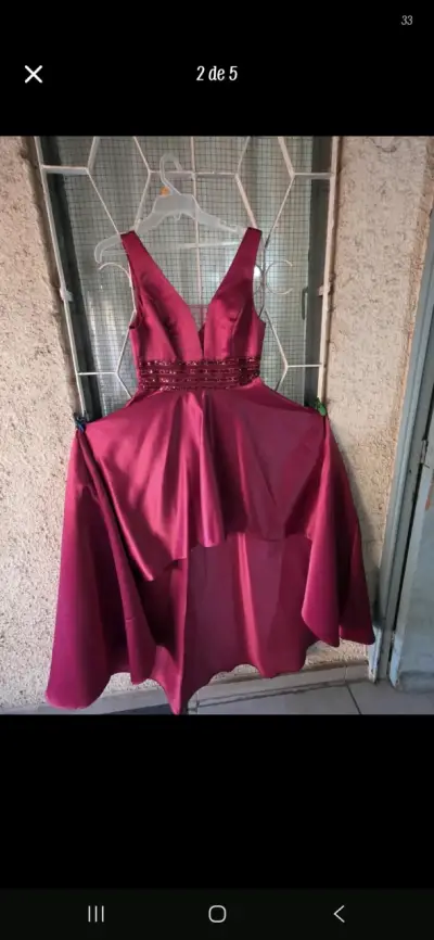 Vestido de fiesta rojo con escote en V - miniatura 1