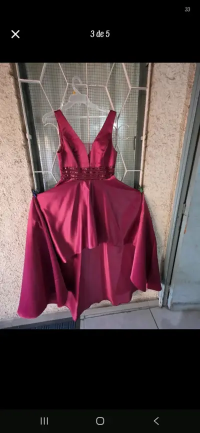 Vestido de fiesta rojo con escote en V - miniatura 2