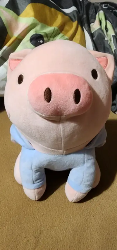 Peluche de cerdito rosado con ropa azul MINISO - miniatura 1
