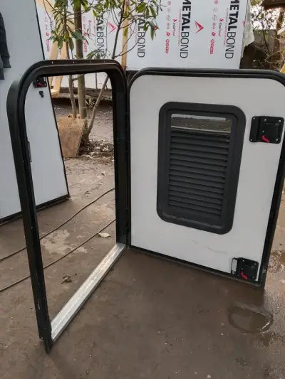 Puerta para remolque con ventana y ventana - miniatura 1