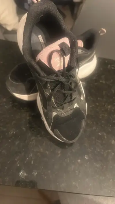 Zapatillas deportivas negras con detalles rosados - miniatura 1