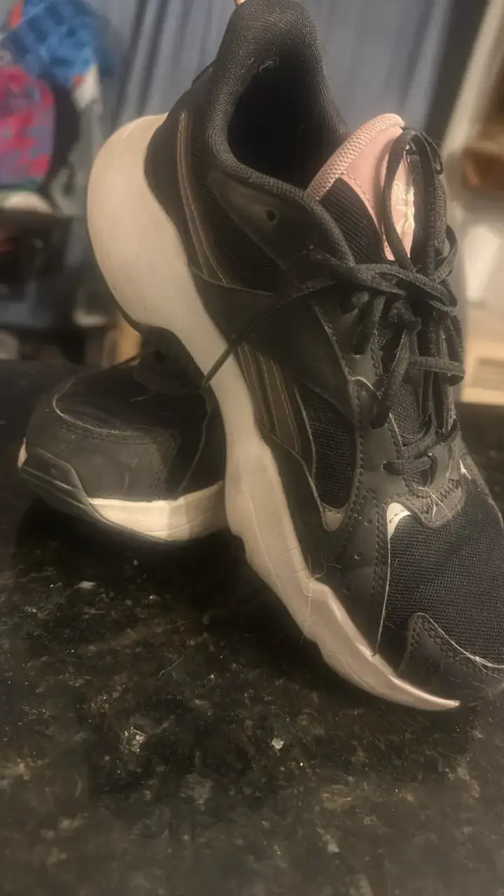 Zapatillas deportivas negras con detalles rosados - 2