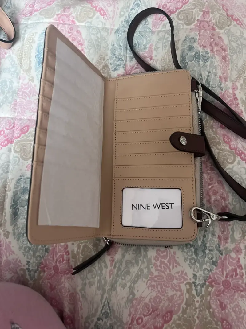 Cartera cruzada Nine West beige con diseño elegante - 2