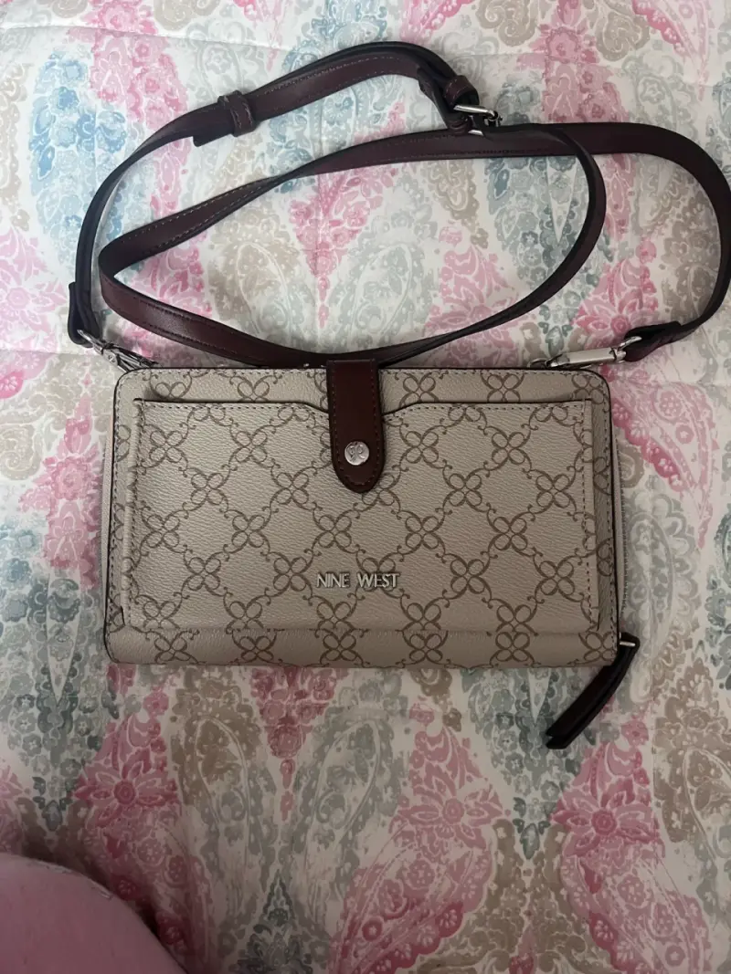 Cartera cruzada Nine West beige con diseño elegante - 3