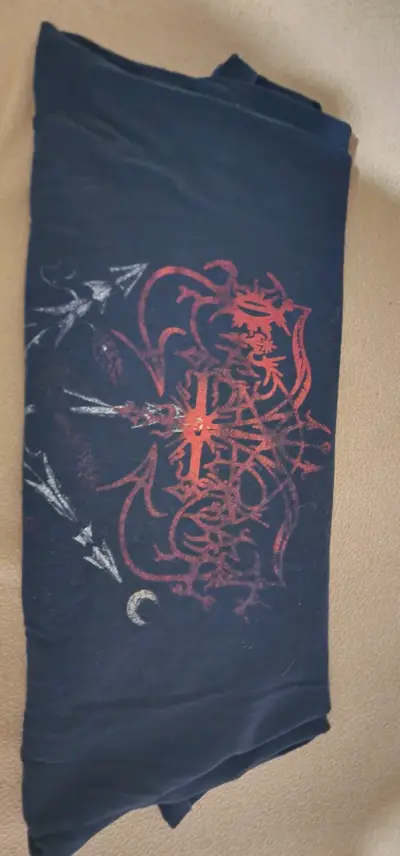 Polera negra con diseño gráfico rojo y blanco - miniatura 1
