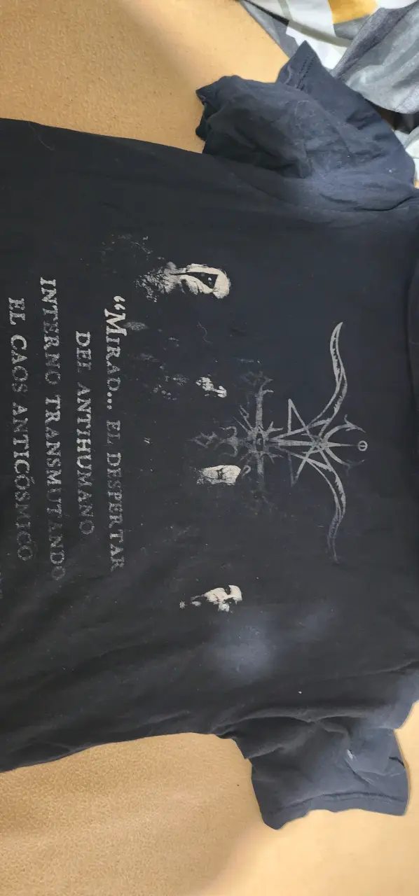 Polera negra con diseño gráfico rojo y blanco - 2