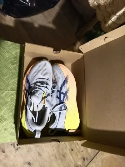 Zapatillas deportivas Asics color gris y amarillo - miniatura 1