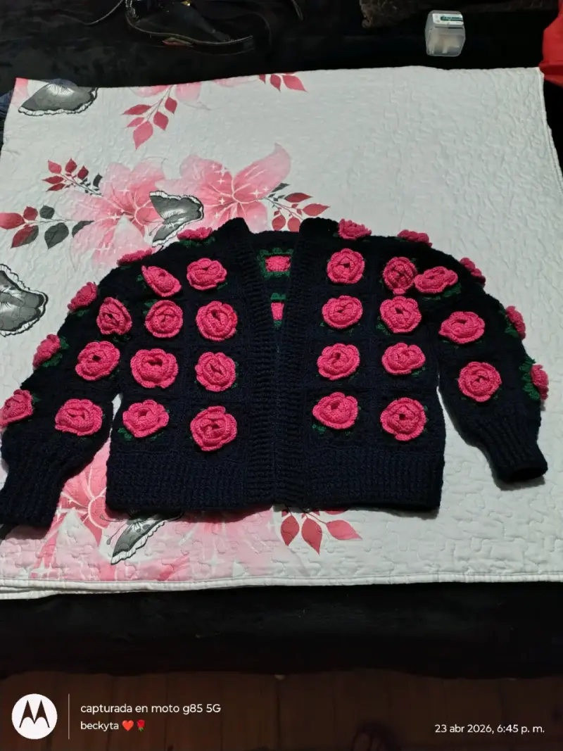 Chaleco tejido, azul marino con rosas en relieve - 2