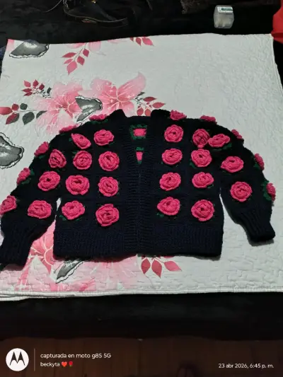 Chaleco tejido, azul marino con rosas en relieve - miniatura 2