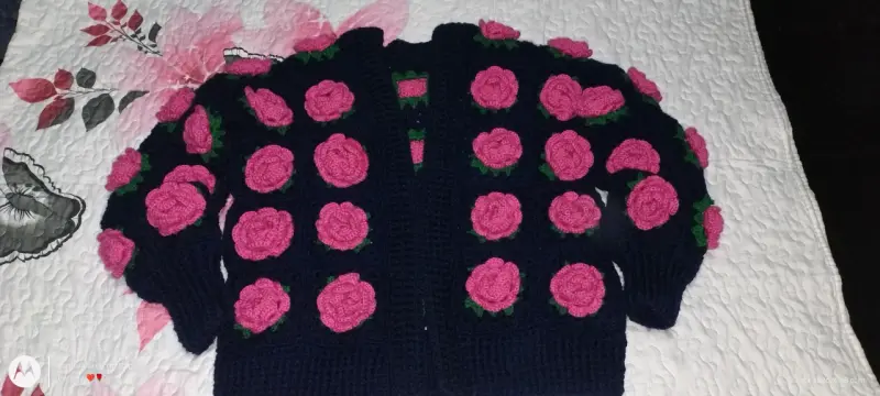 Chaleco tejido, azul marino con rosas en relieve - 3