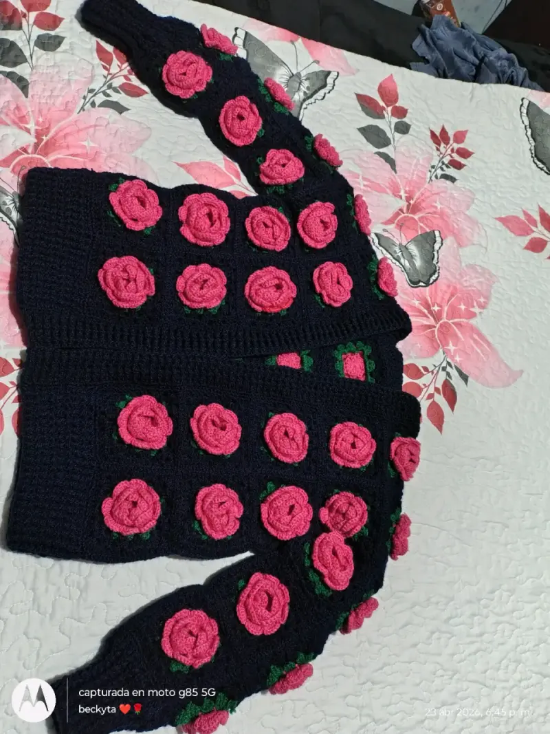 Chaleco tejido, azul marino con rosas en relieve - 4