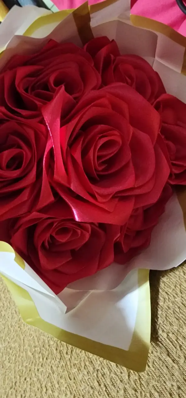 Ramo de rosas artificiales rojas con cinta - 1