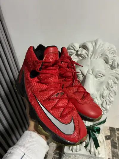 Zapatillas deportivas rojas Nike con logo - miniatura 1