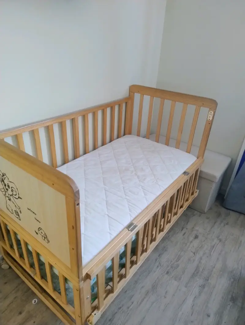 Cuna de madera para bebé con colchón (colecho) - 1